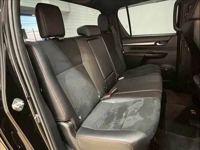 セカンドシートは大人二人が乗っても十分なスペースが確保されております。