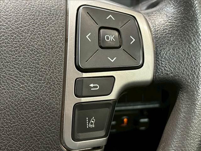 ハイエースワゴン ＧＬ　７インチナビ　パノラミックビューモニター　衝突軽減ブレーキ　車線逸脱防止　ＡＣ１００Ｖ　ＥＴＣ　オートハイビーム　スマートキー　プッシュスタート　オートエアコン　ＬＥＤヘッドライト（6枚目）