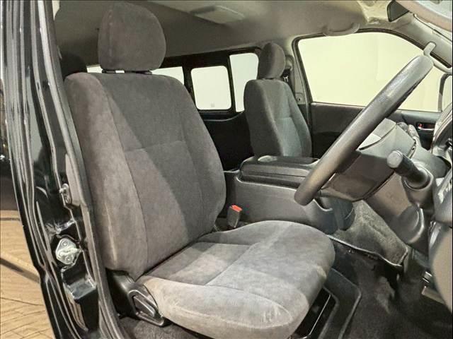 ハイエースワゴン ＧＬ　７インチナビ　パノラミックビューモニター　衝突軽減ブレーキ　車線逸脱防止　ＡＣ１００Ｖ　ＥＴＣ　オートハイビーム　スマートキー　プッシュスタート　オートエアコン　ＬＥＤヘッドライト（9枚目）