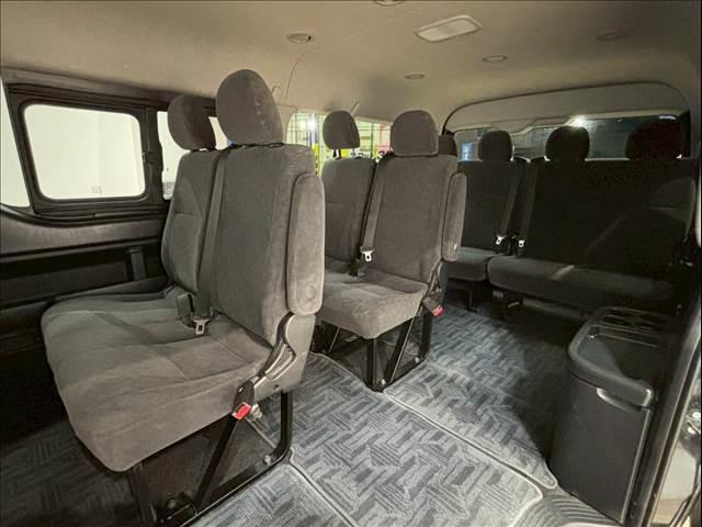 ハイエースワゴン ＧＬ　７インチナビ　パノラミックビューモニター　衝突軽減ブレーキ　車線逸脱防止　ＡＣ１００Ｖ　ＥＴＣ　オートハイビーム　スマートキー　プッシュスタート　オートエアコン　ＬＥＤヘッドライト（10枚目）