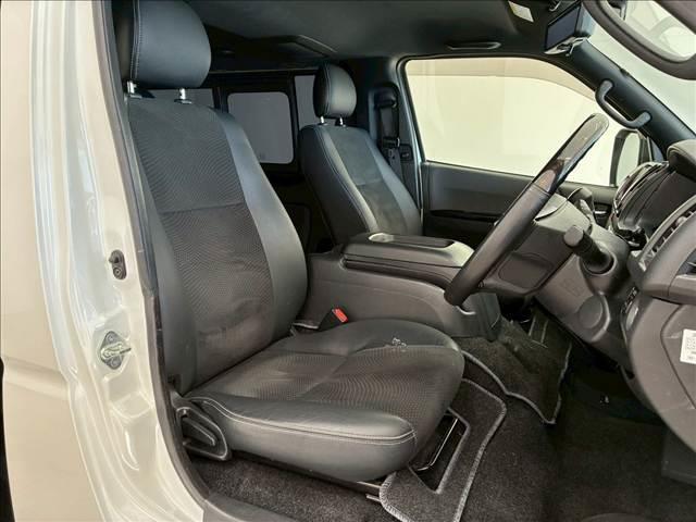 ハイエースバン スーパーＧＬダークプライム２　７インチナビ　デジタルインナーミラー　衝突軽減ブレーキ　車線逸脱防止　ＡＣ１００Ｖ　ＬＥＤヘッドライト　助手席エアバック　オートハイビーム　スマートキー　プッシュスタート　オートライト（9枚目）