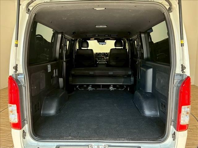 ハイエースバン スーパーＧＬダークプライム２　７インチナビ　デジタルインナーミラー　衝突軽減ブレーキ　車線逸脱防止　ＡＣ１００Ｖ　ＬＥＤヘッドライト　助手席エアバック　オートハイビーム　スマートキー　プッシュスタート　オートライト（11枚目）