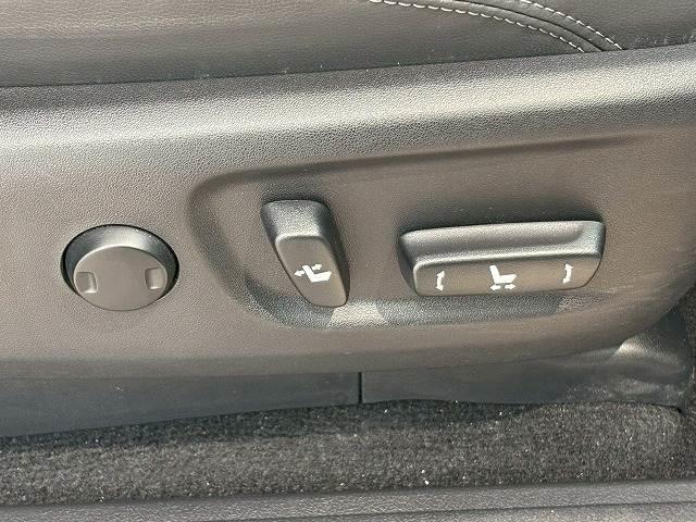 ランドクルーザープラド TX“Lパッケージ” 純正マルチナビ パノラミックビューモニター サンルーフ ルーフレール 7人乗り ブラックレザーシート レーダークルーズ車線逸脱防止 衝突軽減ブレーキ クリアランスソナー シートヒーター シートクーラー(8枚目)