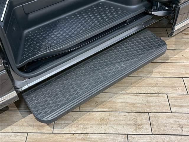 グランエース Ｐｒｅｍｉｕｍ　純正ナビ　パノラミックビューモニター　フリップダウンモニター　電動サイドステップ　デジタルインナーミラー　ブラインドスポットモニター　フルセグテレビ　両側電動スライドドア　パワーシート　ベージュ内装（6枚目）