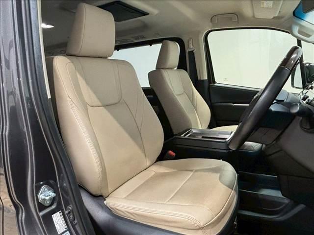 グランエース Ｐｒｅｍｉｕｍ　純正ナビ　パノラミックビューモニター　フリップダウンモニター　電動サイドステップ　デジタルインナーミラー　ブラインドスポットモニター　フルセグテレビ　両側電動スライドドア　パワーシート　ベージュ内装（9枚目）