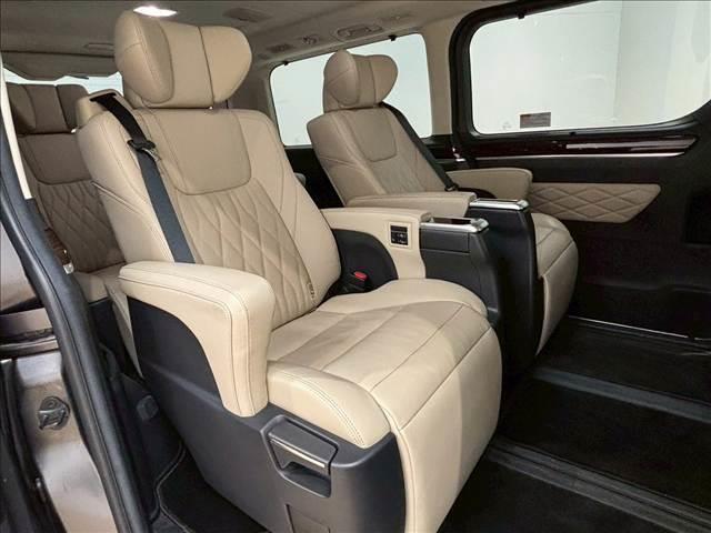 グランエース Ｐｒｅｍｉｕｍ　純正ナビ　パノラミックビューモニター　フリップダウンモニター　電動サイドステップ　デジタルインナーミラー　ブラインドスポットモニター　フルセグテレビ　両側電動スライドドア　パワーシート　ベージュ内装（10枚目）