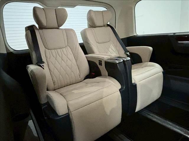 グランエース Ｐｒｅｍｉｕｍ　純正ナビ　パノラミックビューモニター　フリップダウンモニター　電動サイドステップ　デジタルインナーミラー　ブラインドスポットモニター　フルセグテレビ　両側電動スライドドア　パワーシート　ベージュ内装（11枚目）