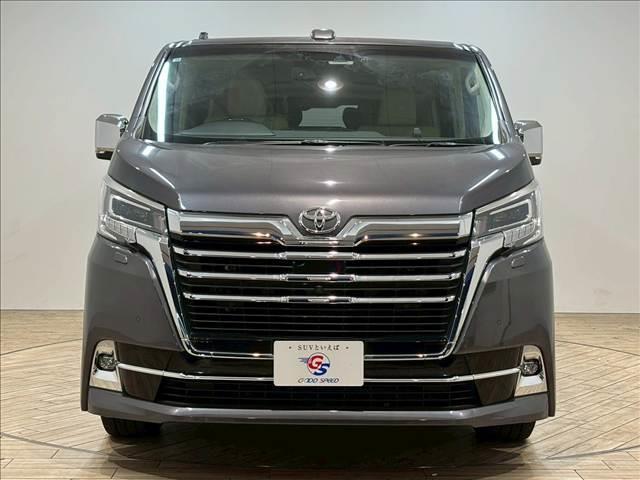 グランエース Ｐｒｅｍｉｕｍ　純正ナビ　パノラミックビューモニター　フリップダウンモニター　電動サイドステップ　デジタルインナーミラー　ブラインドスポットモニター　フルセグテレビ　両側電動スライドドア　パワーシート　ベージュ内装（12枚目）