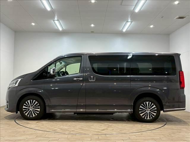 グランエース Ｐｒｅｍｉｕｍ　純正ナビ　パノラミックビューモニター　フリップダウンモニター　電動サイドステップ　デジタルインナーミラー　ブラインドスポットモニター　フルセグテレビ　両側電動スライドドア　パワーシート　ベージュ内装（15枚目）