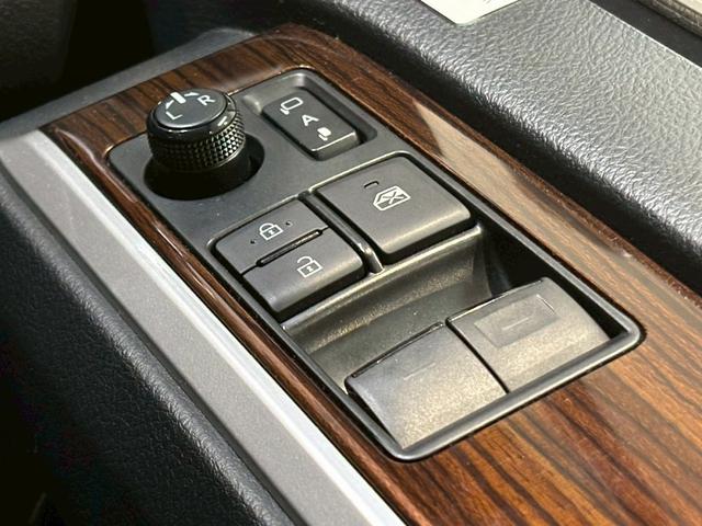 グランエース Ｐｒｅｍｉｕｍ　純正ナビ　パノラミックビューモニター　フリップダウンモニター　電動サイドステップ　デジタルインナーミラー　ブラインドスポットモニター　フルセグテレビ　両側電動スライドドア　パワーシート　ベージュ内装（46枚目）