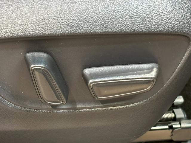 グランエース Ｐｒｅｍｉｕｍ　純正ナビ　パノラミックビューモニター　フリップダウンモニター　電動サイドステップ　デジタルインナーミラー　ブラインドスポットモニター　フルセグテレビ　両側電動スライドドア　パワーシート　ベージュ内装（47枚目）