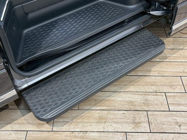 グランエース Ｐｒｅｍｉｕｍ　純正ナビ　パノラミックビューモニター　フリップダウンモニター　電動サイドステップ　デジタルインナーミラー　ブラインドスポットモニター　フルセグテレビ　両側電動スライドドア　パワーシート　ベージュ内装（59枚目）