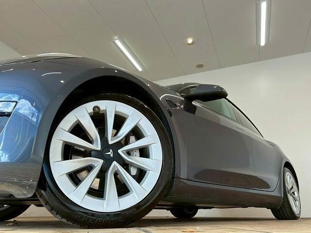 モデル3 ロングレンジ ガラスルーフ オートパイロット 純正ナビ バックカメラ サイドカメラ ブラックレザーシート パワーシート シートヒーター ステアリングヒーター 電動リアゲート クルーズコントロール オートトランク(18枚目)