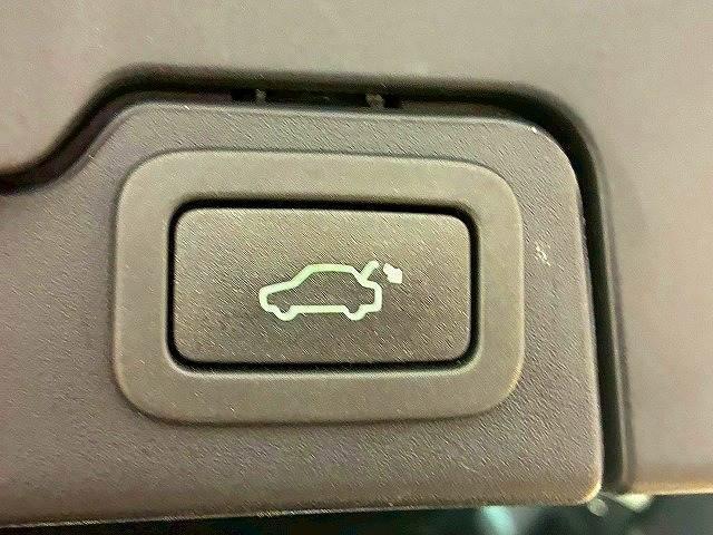 レンジローバーイヴォーク ＳＥプラス　純正ナビ　アラウンドビューモニター　クルーズコントロール　メリディアンサウンド　電動リアゲート　パワーシート　シートヒーター　車線逸脱防止　衝突被害軽減ブレーキ　スマートキー　シートヒータ　ＥＴＣ（7枚目）