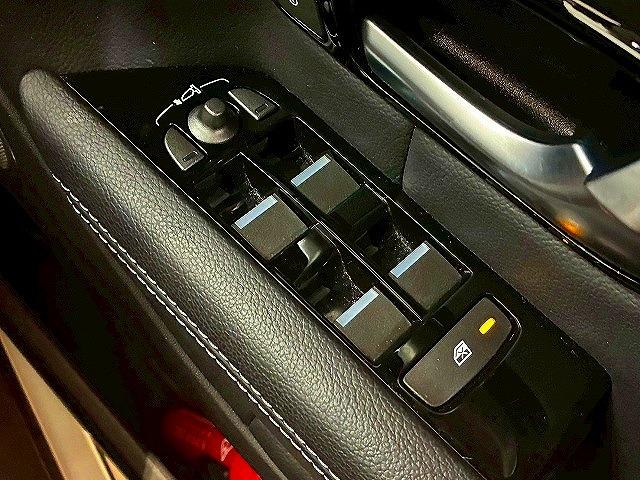 レンジローバーイヴォーク ＳＥプラス　純正ナビ　アラウンドビューモニター　クルーズコントロール　メリディアンサウンド　電動リアゲート　パワーシート　シートヒーター　車線逸脱防止　衝突被害軽減ブレーキ　スマートキー　シートヒータ　ＥＴＣ（40枚目）