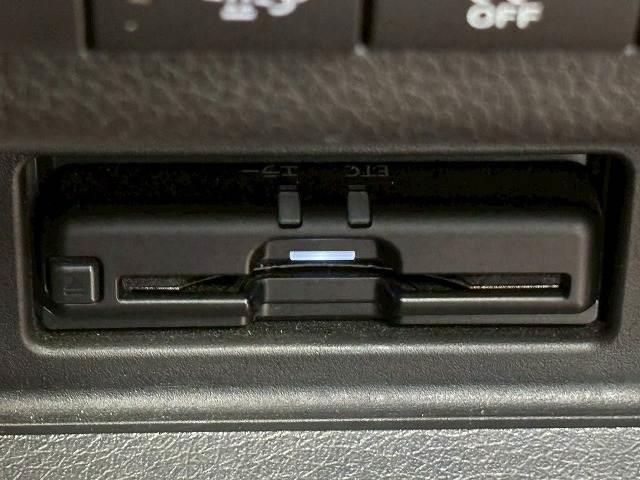 キャラバン グランドプレミアムＧＸ　純正ナビ　アラウンドビューモニター　デジタルインナーミラー　片側電動スライドドア　後席ヒーター／クーラー　ＥＴＣ　フルセグテレビ　ＳＤナビ　ＤＶＤ視聴可　パワステ　バックカメラ　ＥＳＣ　盗難防止装置（7枚目）