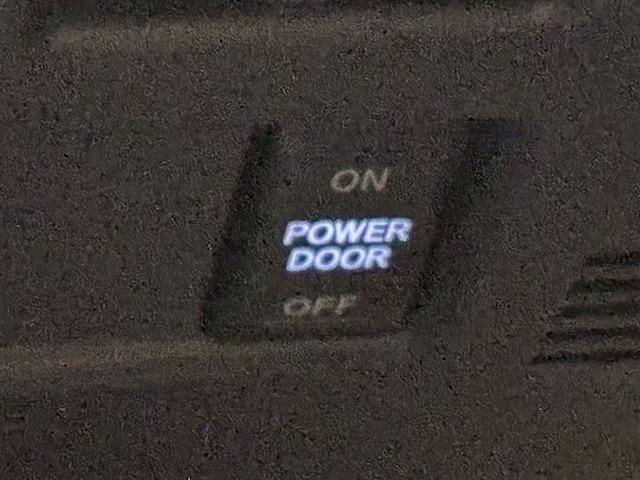 キャラバン グランドプレミアムＧＸ　純正ナビ　アラウンドビューモニター　デジタルインナーミラー　片側電動スライドドア　後席ヒーター／クーラー　ＥＴＣ　フルセグテレビ　ＳＤナビ　ＤＶＤ視聴可　パワステ　バックカメラ　ＥＳＣ　盗難防止装置（28枚目）