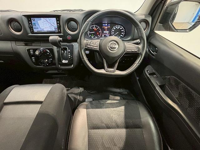 キャラバン グランドプレミアムＧＸ　純正ナビ　アラウンドビューモニター　デジタルインナーミラー　片側電動スライドドア　後席ヒーター／クーラー　ＥＴＣ　フルセグテレビ　ＳＤナビ　ＤＶＤ視聴可　パワステ　バックカメラ　ＥＳＣ　盗難防止装置（55枚目）