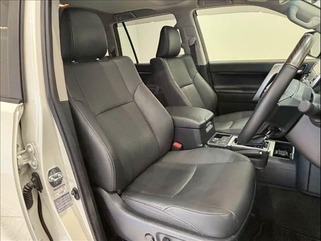 ランドクルーザープラド ＴＸ“Ｌパッケージ・Ｍａｔｔ　Ｂｌａｃｋ　Ｅｄｉｔｉｏｎ”　サンルーフ　純正９インチナビ　パノラミックビューモニター　ブラックルーフレール　純正ウッド調コンビステアリング　シートヒーター　パワーシート　レーダークルーズコントロール　ブラインドスポットモニター（9枚目）