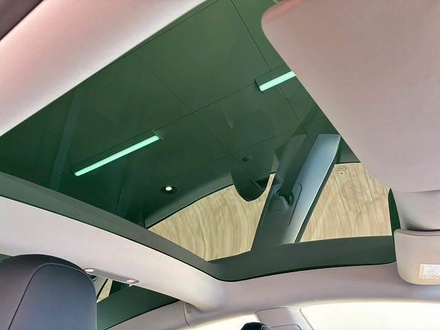 モデル３ ロングレンジ　ＡＷＤ　ガラスルーフ　オートパイロット　純正ナビ　バックカメラ　サイドカメラ　電動リアゲート　パワーシート　シートヒーター　ステアリングヒーター　ＥＴＣ　ブラックレザーシート（5枚目）