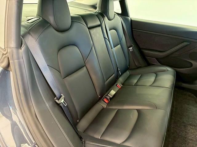 モデル３ ロングレンジ　ＡＷＤ　ガラスルーフ　オートパイロット　純正ナビ　バックカメラ　サイドカメラ　電動リアゲート　パワーシート　シートヒーター　ステアリングヒーター　ＥＴＣ　ブラックレザーシート（10枚目）