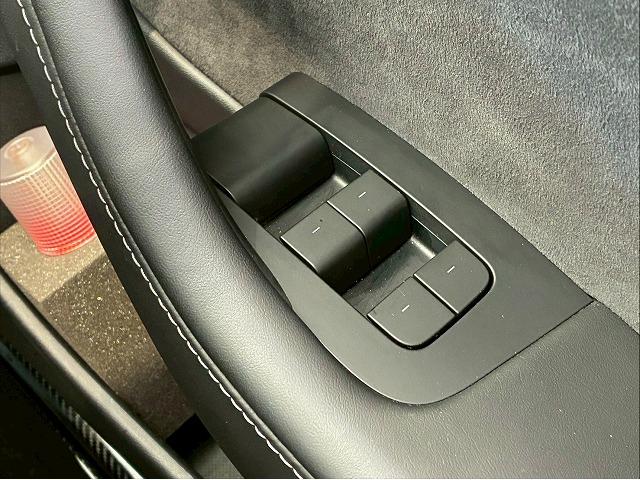 モデル３ ロングレンジ　ＡＷＤ　ガラスルーフ　オートパイロット　純正ナビ　バックカメラ　サイドカメラ　電動リアゲート　パワーシート　シートヒーター　ステアリングヒーター　ＥＴＣ　ブラックレザーシート（22枚目）