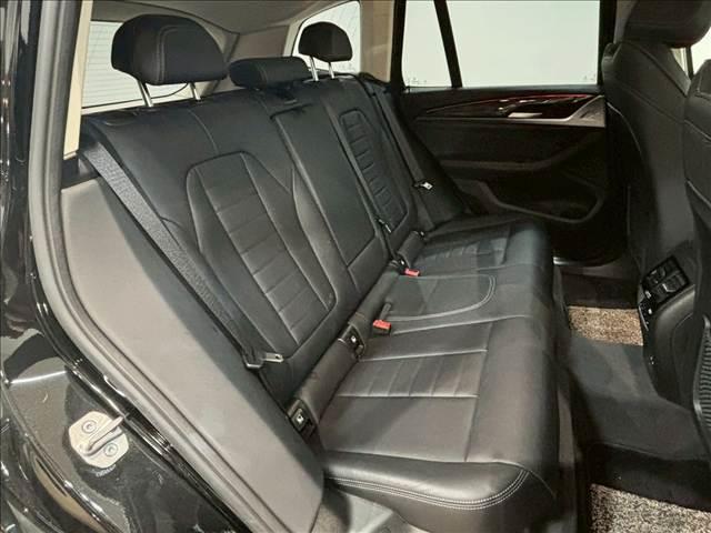 �Z�J���h�V�[�g�͑�l��l������Ă��\���ȃX�y�[�X���m�ۂ���Ă���܂��B