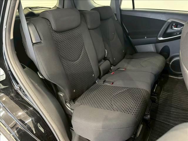 �Z�J���h�V�[�g�͑�l��l������Ă��\���ȃX�y�[�X���m�ۂ���Ă���܂��B