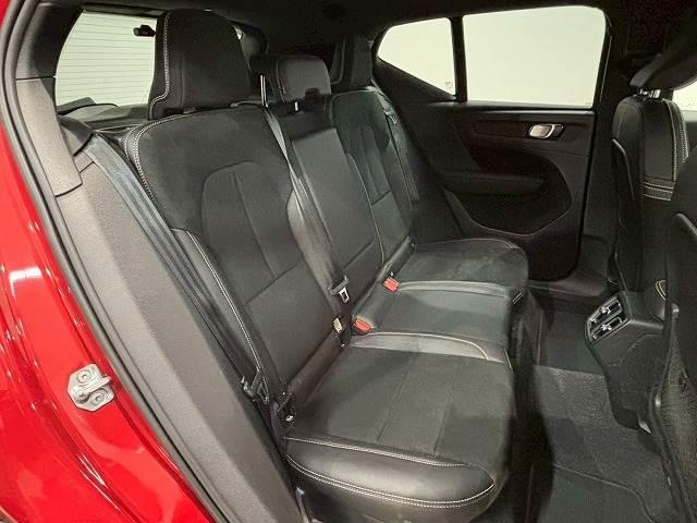 �Z�J���h�V�[�g�͑�l��l������Ă��\���ȃX�y�[�X���m�ۂ���Ă���܂��B