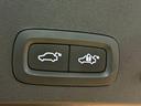 【電動リアゲート】ボタンひとつで大きなゲートも簡単に開閉可能です。高級車ならではの装備は嬉しいですね。