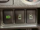 今やミニバンの定番装備となりつつある【両側電動スライドドア】運転席よりボタンひとつで開閉可能なスライドドアです。雨の日のお迎えなどに役立ちますね。