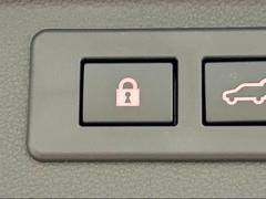 ボタン一つでリアゲートの開閉が可能な「パワーバックドア」を装備しています。 5