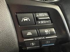 【スマートキー・プッシュスタート】キーを身につけている状態なら、ドアに付いているスイッチを押すだけで、ドアロックの開閉ができる機能。エンジン始動も便利です 7