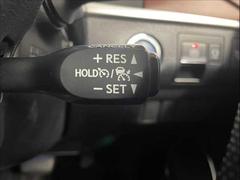 【レーダークルーズコントロール】追従型クルーズコントロールは、レーダーやビデオカメラが前方の車の状況を検知し、状況に合わせて速度を自動調整してくれる機能を備えています。 5