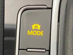 ＤＣＣを機能させる為の操作は簡単で、シフトレバー左側の「ＭＯＤＥ」ボタンを押すと、インパネ中央のテレビやナビを見る画面に走行モードが表示されるので、その中から好きなモードを選択するだけです！ 7