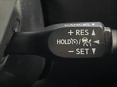 【レーダークルーズコントロール】追従型クルーズコントロールは、レーダーやビデオカメラが前方の車の状況を検知し、状況に合わせて速度を自動調整してくれる機能を備えています。 7