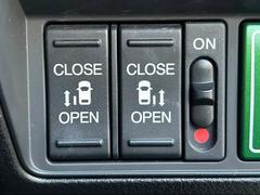 【両側電動スライドドア】運転席よりボタンひとつで開閉可能なスライドドアです。雨の日のお迎えなどに役立ちますね。 6