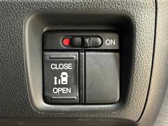 【片側電動スライドドア】運転席よりボタンひとつで開閉可能なスライドドアです。雨の日のお迎えなどに役立ちますね。 6
