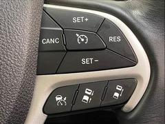 【レーダークルーズコントロール】追従型クルーズコントロールは、レーダーやビデオカメラが前方の車の状況を検知し、状況に合わせて速度を自動調整してくれる機能を備えています。 6