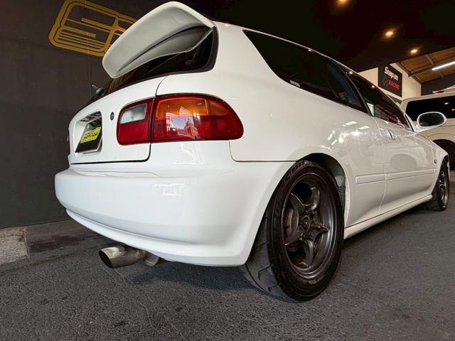 シビック ＳｉＲＩＩ　無限ホイール　ロールゲージ　エキマニ　ＦＲＰボンネット　ＮＲＧ　ＭＯＭＯ　ＴＡＫＡＴＡ　レカロ　クイックシフト　アルミラジエーター　エアコン　パワステ（7枚目）