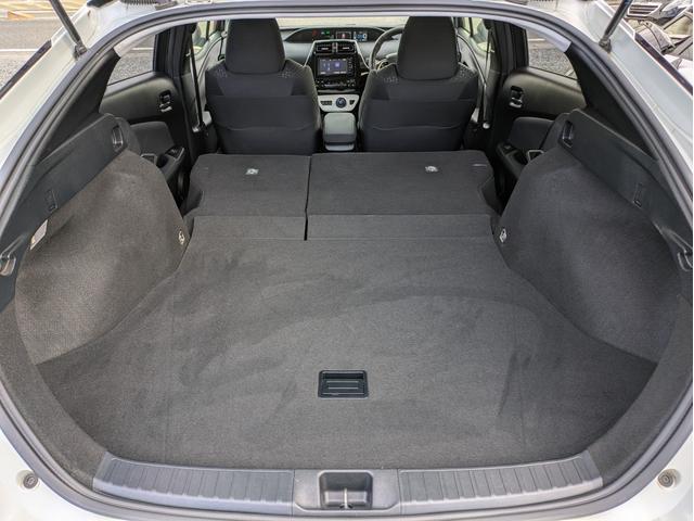 プリウス Sセーフティプラス レーダークルコン/衝突軽減ブレーキ/レーンアシスト/オートハイビーム/コーナーセンサー/Pアシスト/純正SDナビ/Bluetooth/フルセグTV/Bカメラ/ETC/ステリモ/フォグライト(18枚目)