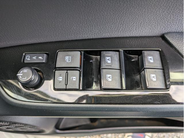 プリウス Sセーフティプラス レーダークルコン/衝突軽減ブレーキ/レーンアシスト/オートハイビーム/コーナーセンサー/Pアシスト/純正SDナビ/Bluetooth/フルセグTV/Bカメラ/ETC/ステリモ/フォグライト(33枚目)