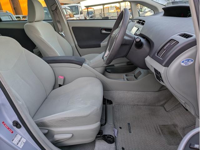 プリウス Ｓ　フロント／サイド／バックカメラ／スマートキー／純正ＨＤＤナビ／ＥＴＣ／Ｂｌｕｅｔｏｏｔｈ接続／ステアリングリモコン／フォグライト／純正アルミホイール（14枚目）