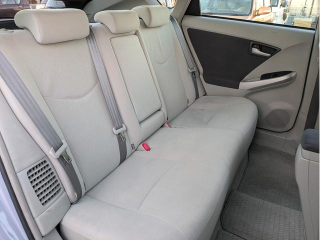 プリウス Ｓ　フロント／サイド／バックカメラ／スマートキー／純正ＨＤＤナビ／ＥＴＣ／Ｂｌｕｅｔｏｏｔｈ接続／ステアリングリモコン／フォグライト／純正アルミホイール（16枚目）