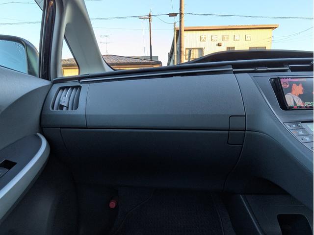 プリウス Ｇ　Ｐスタート／スマートキー／クルコン／バックカメラ／ＥＴＣ／社外ＨＤＤナビ／ドラレコ／Ｂｌｕｅｔｏｏｔｈ／フルセグＴＶ／ステリモ／フォグライト／革巻きハンドル／純正アルミ（35枚目）