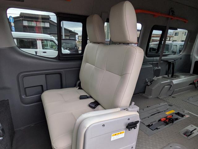 NV350キャラバンバン 4ドアバン2.5DTチェアキャブM仕様 4WD 福祉車両・車イス2基仕様/ワンオーナー/福祉車両/禁煙車/4WD/snowモード付/ヒートアップスイッチ/バックカメラ/ウォークスルー/キーレスエントリー/(17枚目)