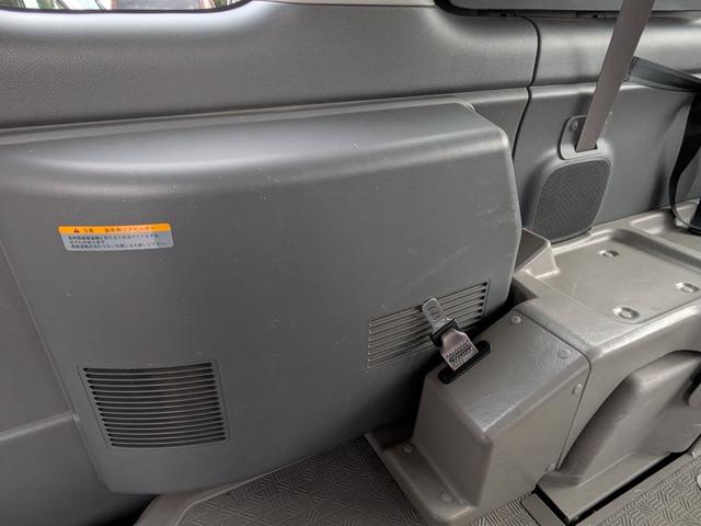 NV350キャラバンバン 4ドアバン2.5DTチェアキャブM仕様 4WD 福祉車両・車イス2基仕様/ワンオーナー/福祉車両/禁煙車/4WD/snowモード付/ヒートアップスイッチ/バックカメラ/ウォークスルー/キーレスエントリー/(25枚目)