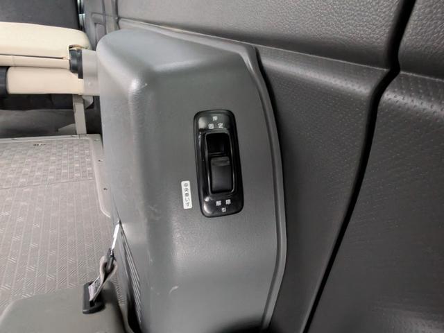 NV350キャラバンバン 4ドアバン2.5DTチェアキャブM仕様 4WD 福祉車両・車イス2基仕様/ワンオーナー/福祉車両/禁煙車/4WD/snowモード付/ヒートアップスイッチ/バックカメラ/ウォークスルー/キーレスエントリー/(26枚目)