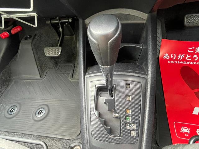 カローラアクシオ 　教習車／補助ブレーキ／補助ミラー／補助メーター／ＡＴ／ガソリン車／室内Ｗミラー／フットランプ／仮免許ブラケット／元８ナンバー／（22枚目）