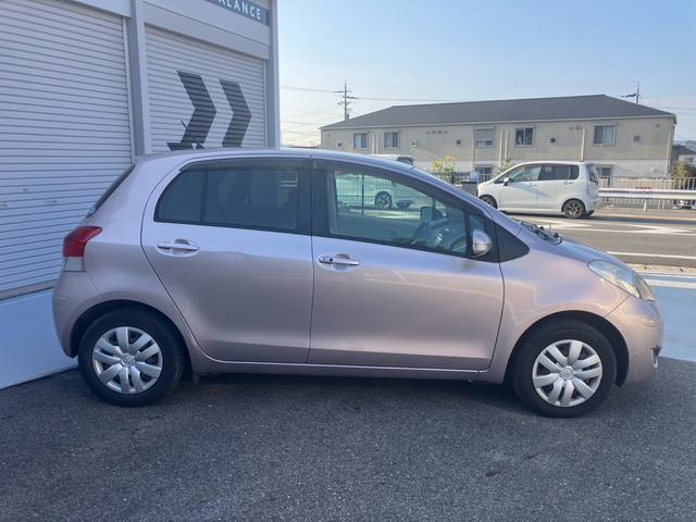 ヴィッツ FリミテッドII バックカメラ HID ナビ スマートキー 盗難防止システム 衝突安全ボディ 運転席 助手席 サイド エアバック ABS エアコン(2枚目)